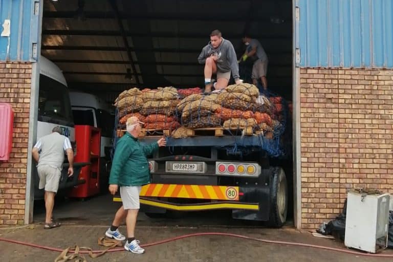 AfriForum’s Jeffreys Bay branch receives 28 tonnes of potatoes to relief hunger