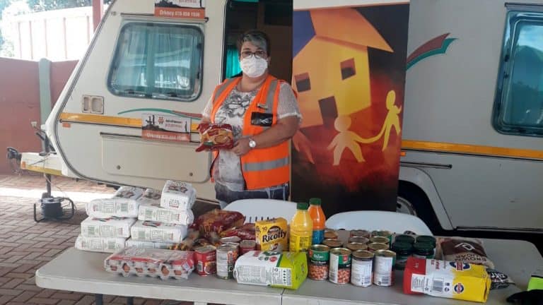 AfriForum-buurtwag in Orkney help met die verspreiding van kospakkies