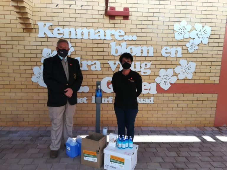 #AfriForumStaanSaam vir Skole: AfriForum se Wes-Rand-takke voorsien hulppakkette aan skole