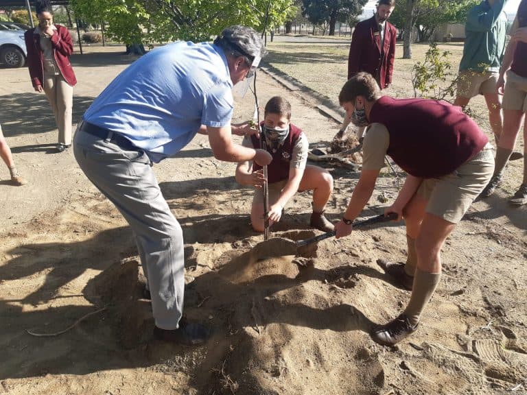 AfriForum se Bethal-tak skenk bome aan Morgenzon Landbou Akademie
