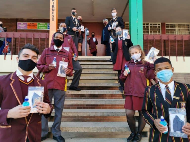 #AfriForumStaanSaam vir skole: AfriForum skenk hulppakkette aan skole in Oos-Kaap
