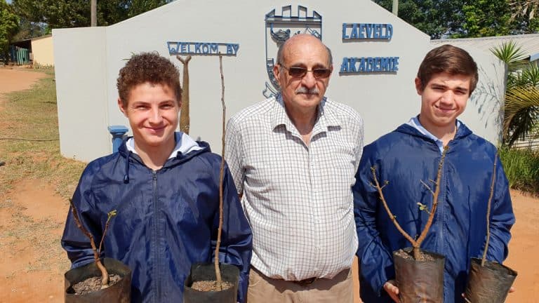 AfriForum plant bome by skole in Witrivier