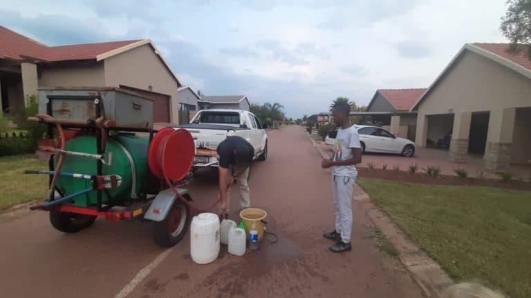 AfriForum se Hartbeespoort-tak verskaf water tydens krisis