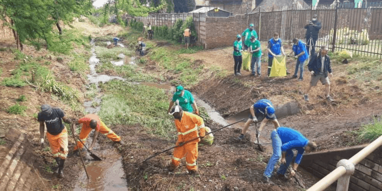 AfriForum se Centurion-tak maak waterkanaal skoon met hulp van Tshwane Metro