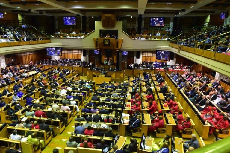 Ministeriële handboek: ANC-kaders sit in luukse ivoortoring (met elektrisiteit!)