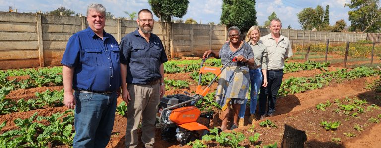 AfriForum en Saai ondersteun buitestedelike boerdery-onderneming om doeltreffendheid te verbeter