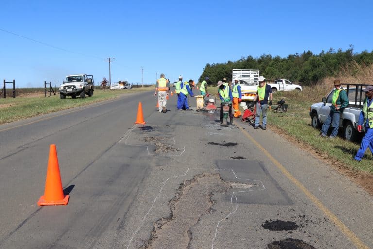 AfriForum and other organisations fix potholes on R33